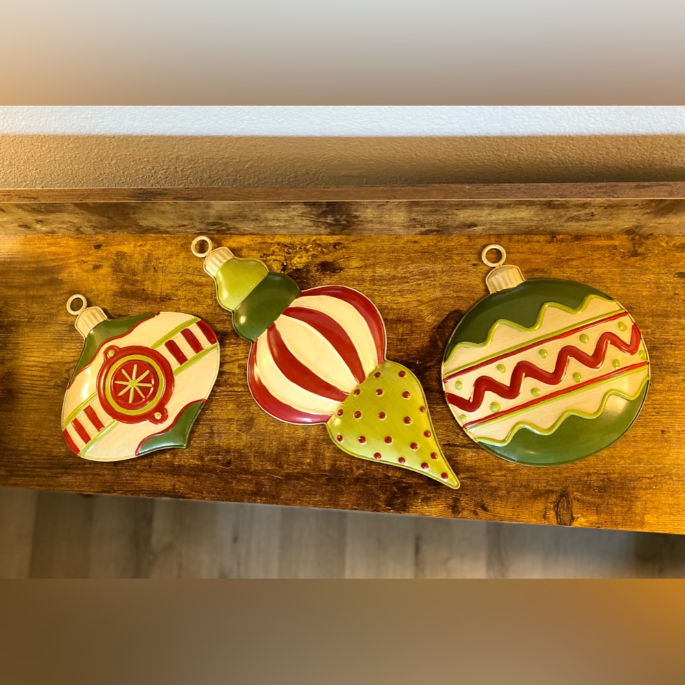 💥 NEW Holiday painted metal Ornament Wall Plaques - Green & Red